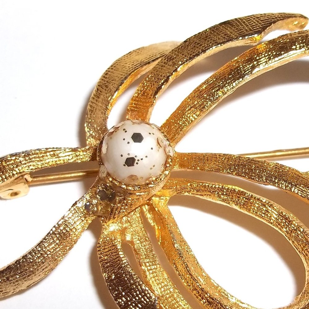 Vintage Bow Brooch with Faux White Pearl Center Pin Retro Costume Jewelry C424 - Picture 4 of 6